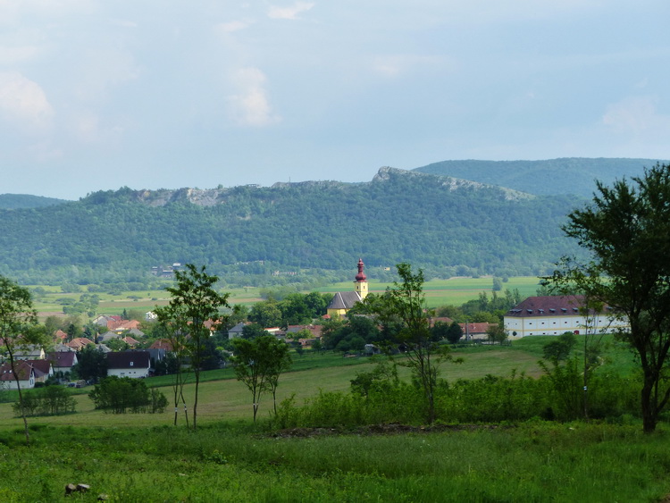 Kilátás Bódvaszilasra a vízmű bekerített telkétől