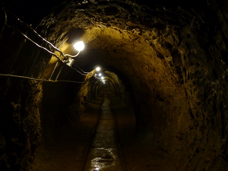 A Rákóczi-barlangot egy régi tárnán keresztül lehet megközelíteni