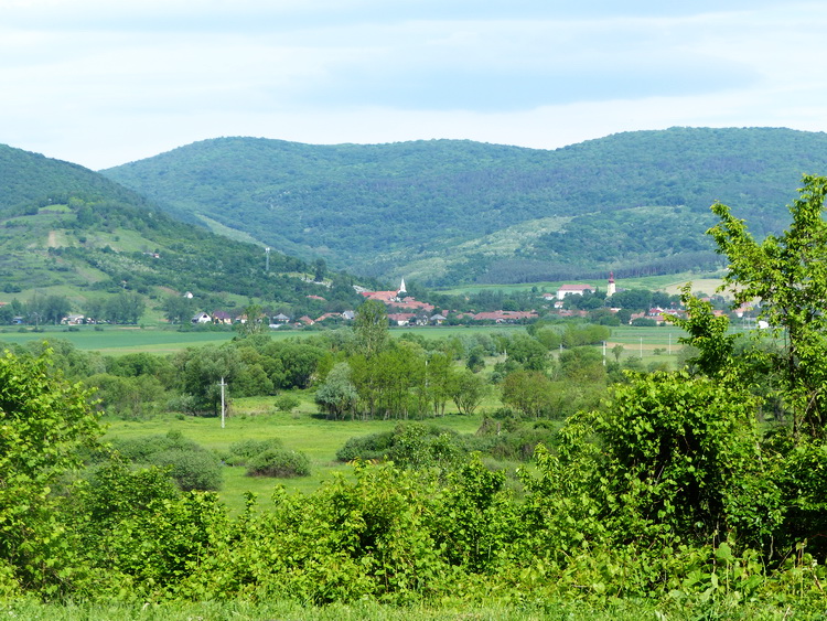 Kilátás a Rákóczi-barlanghoz vezető tárna kapujától vissza Bódvaszilasra