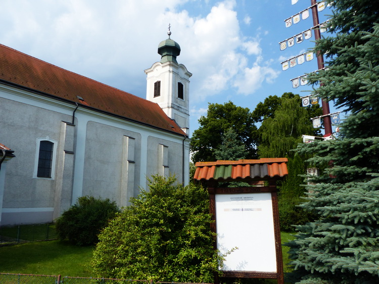 Városlőd római katolikus temploma és mellette a Mesterségek Fája