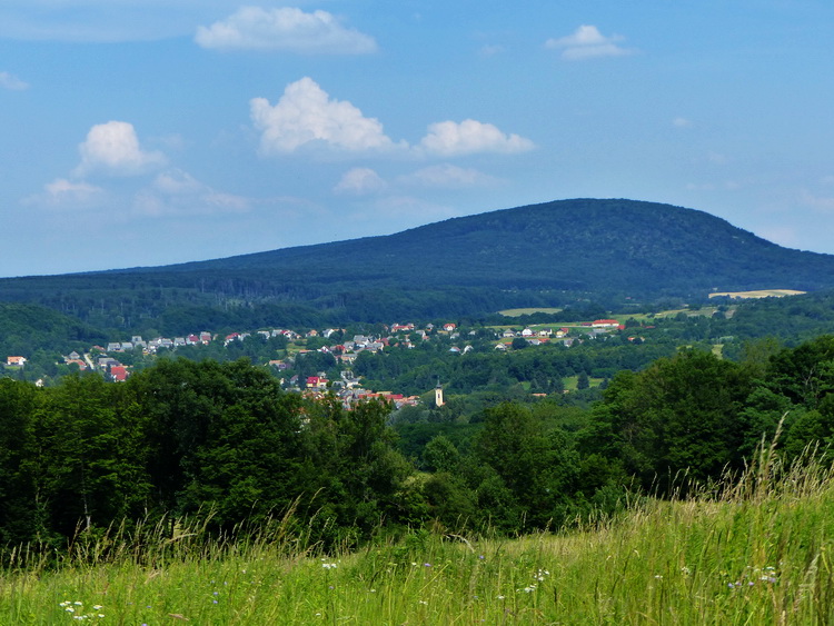 Kilátás a mészégető tisztásáról Bakonybélre