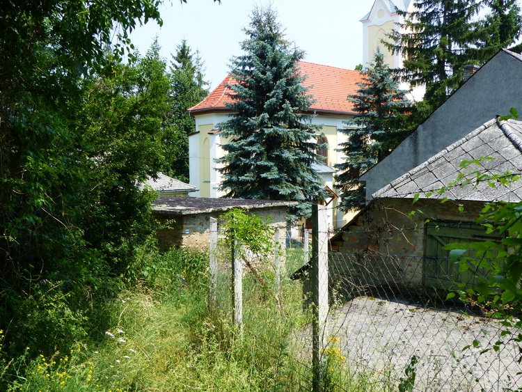 Egy ösvényen ereszkedtünk le a dombról Borzavár templomához