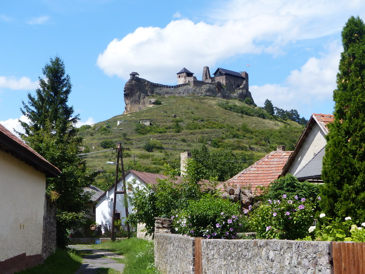 A vár Boldogkőváralja faluközpontjából, az útelágazástól nézve