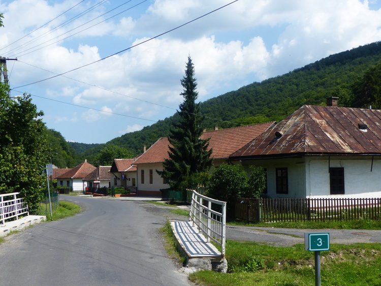 Gyorsan átértem az aszfaltúton Kishutára