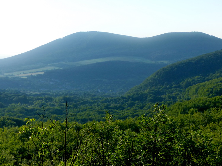 Kilátás a völgyben fekvő Pusztafalura a Magas-hegy oldalából