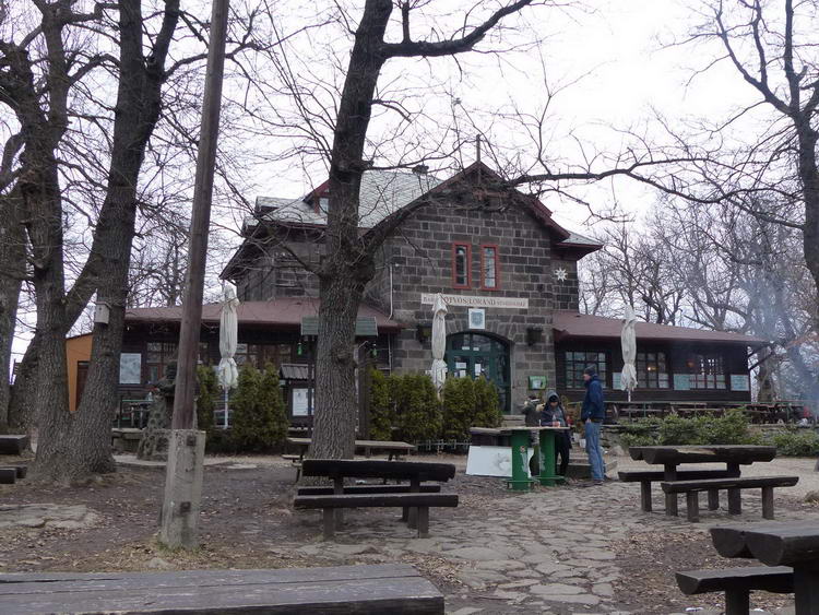 Dobogő, turistaház. A túra végpontja.