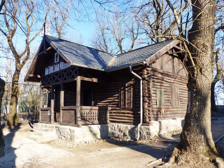 Dobogókő - A jelenlegi turistaház mellett áll hazánk legrégibb menedékháza, ami most már múzeum