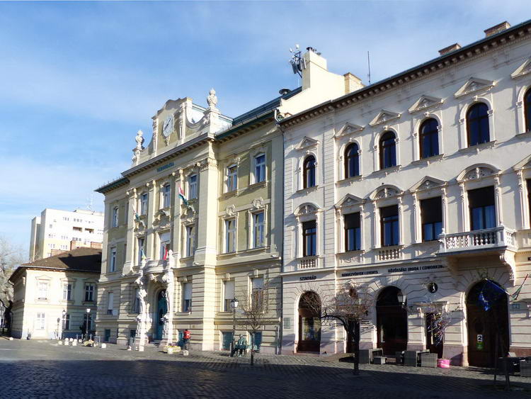 Óbuda ódon főterén áll az önkormányzat épülete