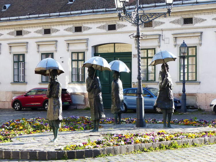 Varga Imre szobrászművész Várakozók nevű nőalakjai is Óbuda központjában állnak