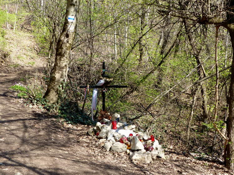 Katonasír a sétány mellett