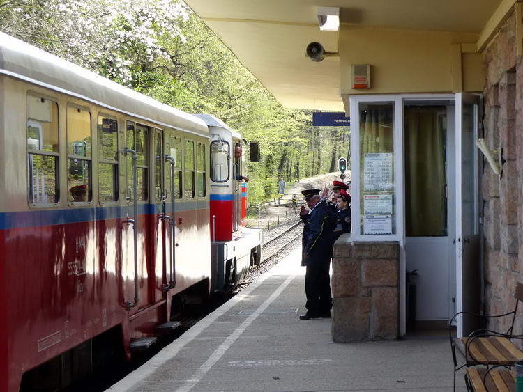 Indul a Gyermekvasút vonata Hűvösvölgyből