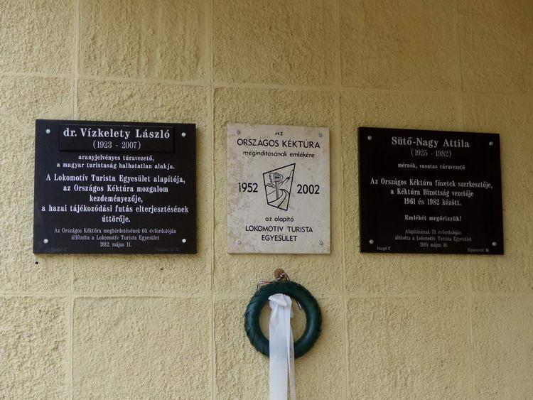 Emléktáblák a vasútállomás falán
