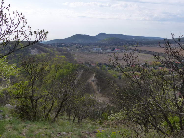 Kilátás a Remete-hegy sziklás pereméről