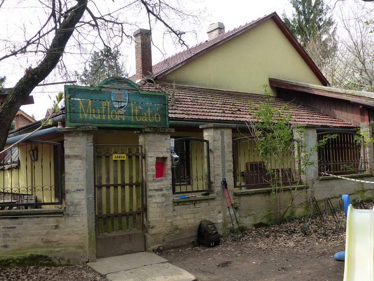 A Zsíros-hegyen áll az erdőszélen a Muflon Itató