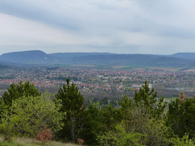Panoráma a Zsíros-hegy sziklás kilátópontjáról