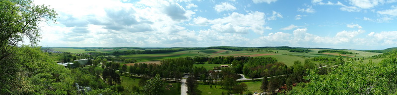 Panorámakép Aggteleken, a Baradla-barlang feletti kőszikláról