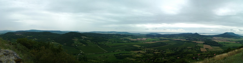 Panorámakép a Csobáncról a Tapolcai medencére és a tanúhegyekre