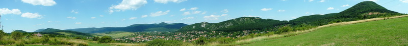 Panorámakép a Csobánka feletti mezőkről a falura és az Oszolyra