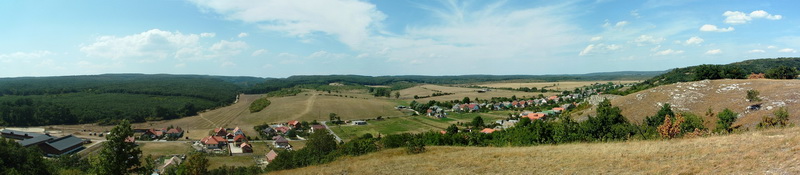 Panorámakép a Meleges-dombról Gántra és a Vértesre