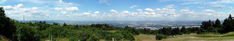 Panorámakép a Hármashatár-hegyről kelet felé a Dunára és Újpestre