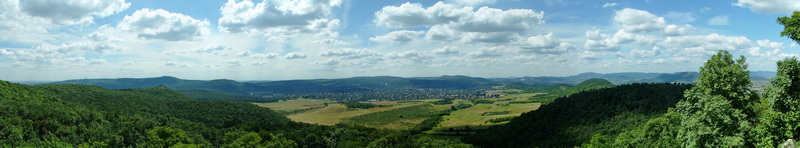 Panorámakép a Hármashatár-hegyről északnyugat felé a Budai-hegységre