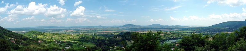 Panorámakép a Kő orráról a Tapolcai-medencére és a tanúhegyekre