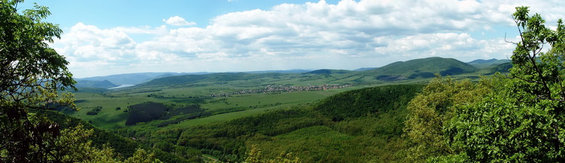 Panoráma a Nagy-Kő-hegyről kelet felé Szokolyára és a Dunakanyarra