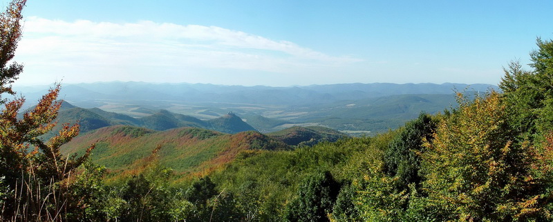 Panorámakép a Nagy-Milic oldalából a Hegyközre és Füzér várára