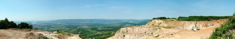 Panorámakép a Naszály oldalában lévő kőfejtőből a Dunára és a Visegrádi-hegységre