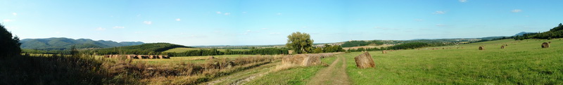 Panorámakép a Nógrád feletti mezőkről a Börzsönyre és a várra