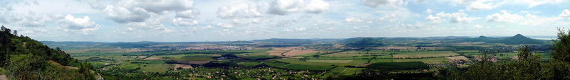 Panorámakép a Szent György-hegyről a Tapolcai-medencére és a tanúhegyekre