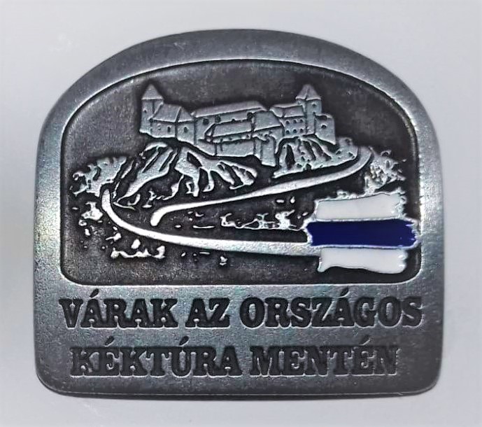 The badge of the movement named Castles Along the Route of National Blue Trail